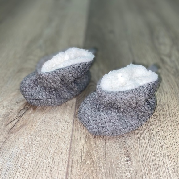 Old Navy Baby Slippers Quilted 3-6 Months Gray - Picture 4 of 13